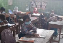 Asap TPA Cempo Masuk Sekolah, Siswa SDN 2 Plesungan Pakai Masker Selama KBM