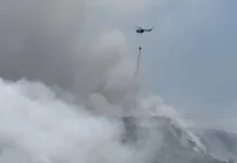 Water Bombing Bantu Padamkan Titik Sulit Dijangkau di TPA Putri Cempo