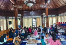 PMI Solo Salurkan Bantuan Logistik Bagi Korban Kebakaran Putri Cempo