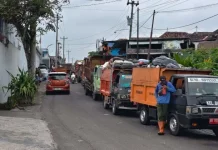 Pembuangan di TPA Putri Cempo Dibatasi, Antrean Truk Sampah Mengular