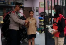 Asap TPA Putri Cempo Pekat, Polisi Gandeng Relawan Sisir Plesungan Bagikan Masker