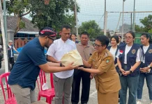 PB XIV Hangabehi Salurkan Bantuan Warga Terdampak Kebakaran TPA Putri Cempo