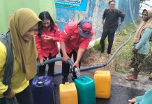 Ringankan Beban Dampak Kemarau, Garuda Muda Bersinar Kirim Bantuan Air Bersih