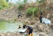 TNI Buat Bendungan guna Suplai Air Solusi Padamkan Kebakaran di TPA Putri Cempo