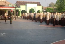 Tanamkan Disiplin, Babinsa Koramil 19/Trucuk Gembleng Siswa MTs Muhammadiyah