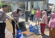 Satlantas Polresta Surakarta Salurkan 16 Ribu Liter Air Bersih di Kelurahan Mojo