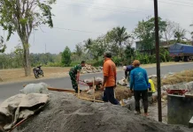 Babinsa Koramil 11 Kerjo Dampingi Pembangunan Talut Desa Ganten
