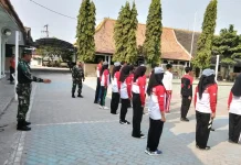 Bentuk Karakter Disiplin, Babinsa Gondangrejo Latih PBB Siswa SMAN Gondangrejo
