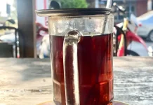 Menjelajah Sensasi Segar Wedang Teh Kampul Khas Solo: Perpaduan Unik Teh dan Jeruk