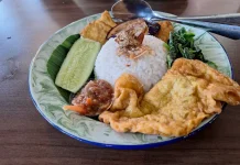 Nasi Tempong Sajian Pedas Penuh Cita Rasa