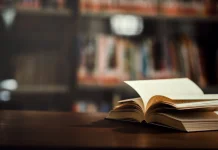 Pentingnya Membaca Buku Fisik di tengah Dominasi Layar Digital