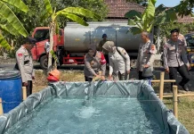 Polres Sukoharjo Salurkan 5 Tangki Air Bersih dan Sembako untuk Warga Kauman Weru