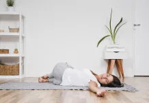 Tidur di Lantai Benarkah Lebih Sehat? Ini Manfaat dan Risikonya