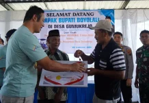 Bupati Boyolali Serahkan Traktor dan Bantuan Ayam Petelur kepada Kelompok Tani