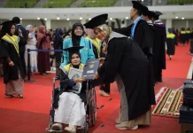 Marcela Tetap Tabah Hadiri Wisuda UMS, meski Ibunya Telah Tiada