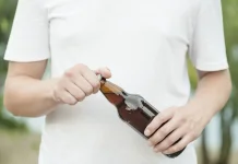 Buka Tutup Botol Pakai Gigi Bisa Bikin Gigi Retak