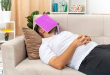 Tidur di Kursi Sampai Berjam-jam, Amankah? Ini Penjelasannya