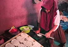 Tekuni Produksi Lempeng Mampu Topang Ekonomi Keluarga