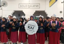 Sambut HUT ke-81 KAI, Siswa SDN Madyotaman Jajal Commuter Line