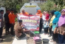 PWRI Selogiri Salurkan 15 Tangki Air ke Bayemharjo Wonogiri