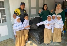 Siswa SD Muhammadiyah 24 Setor Botol Plastik ke Bank Sampah