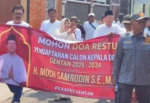 Pilkades Gentan, Samrodin Pilih Jalan Kaki dan Aksi Berbagi Tahu saat Mendaftar
