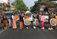 Rayakan Hari Batik Nasional, Komunitas Pecainta Batik Solo Show di Jalan