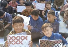 Peringati Hari Batik, Siswa SMPN 23 Surakarta Gelar Parade Nusantara