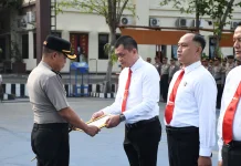Kapolres Karanganyar Beri Penghargaan 16 Personel Berprestasi