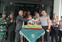 HUT TNI, Dandim Klaten Terima Tumpeng dari Kapolresta Klaten