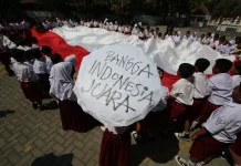 Siswa SDN Cengklik Solo Bentang Bendera Raksasa Sambut Juara Timnas
