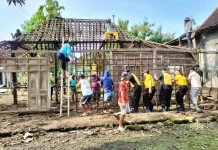 Polsek Plupuh-Warga Gotong-Royong Rehab RTLH di Desa Ngrombo