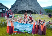 Arsitektur UMS Gelar KKL di Labuan Bajo, Mahasiswa Kaji Kampung Adat