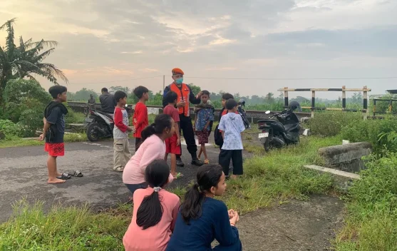 KAI Daop 6  Larang Ngabuburit di Jalur Rel Kereta Api