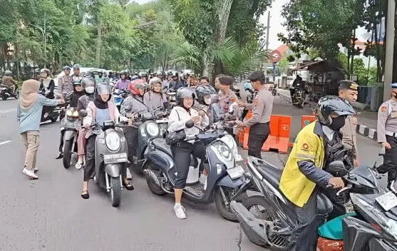 Samsat Solo Bagi Takjil Gratis Sekaligus Sosialisasi Discon PKB 5 Persen