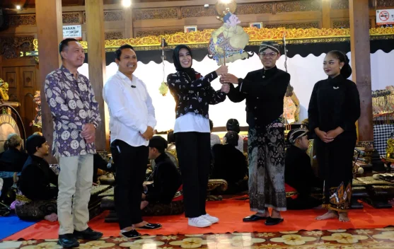 Hadiri Pagelaran Wayang Kulit, Astrid Widayani Apresiasi Dalang Muda