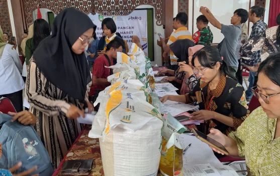 Ratusan Warga Kratonan Solo Terima Bantuan Pangan Dua Bulan Sekaligus