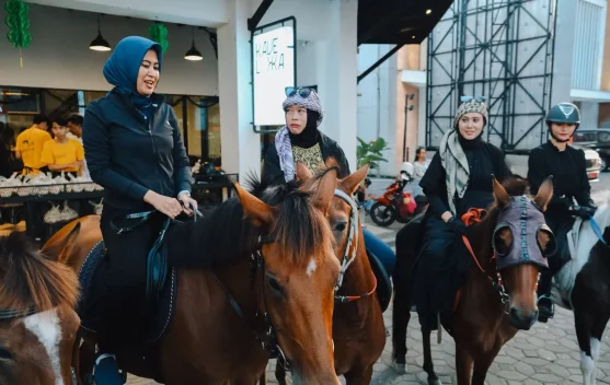 Wawali Solo Bersama Komunitas Berkuda dan Reptil Bagikan Takjil di Slamet Riyadi