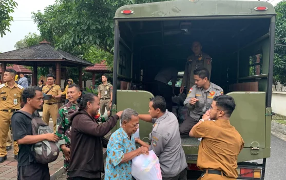 Forkopimda Solo Bagikan 250 Paket Sembako Kepada Warga Gilingan