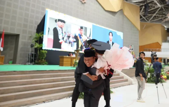 Momen Mengharukan Wisuda UMS, Putra Dekan FKIP Raih Cumlaude dan Lulus Aktivis