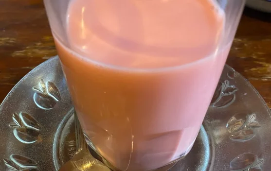 Menyeruput Hangatnya Susu Jahe Merah: Jiwa Malam di Wedangan Solo