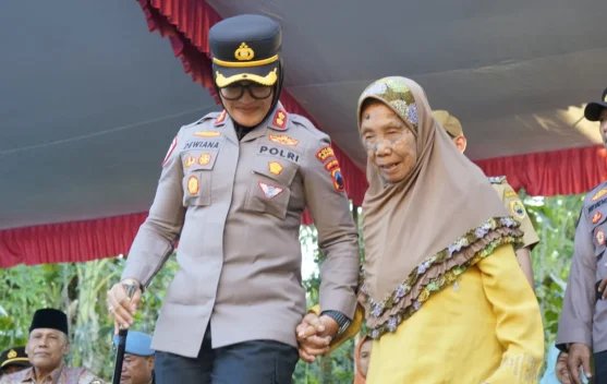 Kado Bahagia HUT Bhayangkara, Mbah Lampi Dituntun Kapolres Sragen Masuk Rumah Baru