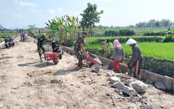 Cegah Longsor, Koramil 11 Karangnongko dan Warga Bangun Talud