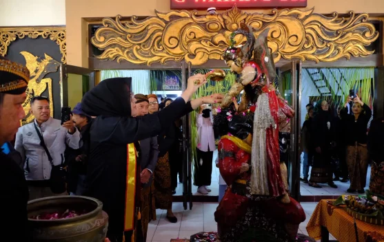 Hadiri Kirab Budaya dan Jamasan WOS, Astrid Widayani: Bentuk Penghormatan Leluhur