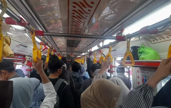 Naik KRL,  Berdiri Tetap Asyik dan Happy