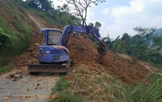 BPBD Karanganyar Terjunkan Dua Alat Berat Evakuasi Material Longsor Jatiyoso