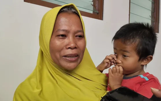Air Mata Haru Murni Keluarga Prasejahtera Lepas Putrinya ke Sekolah Rakyat Sragen