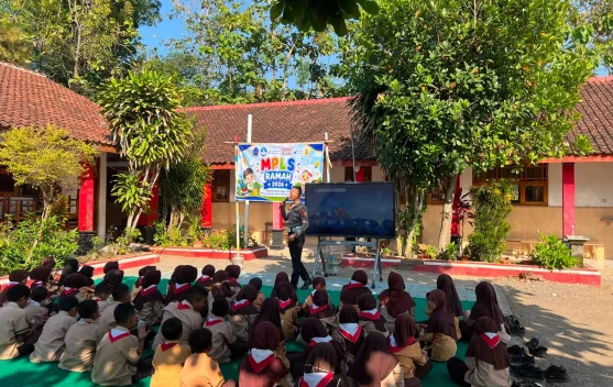 Polisi Kenalkan Keselamatan Berlalu Lintas kepada Siswa Sekolah