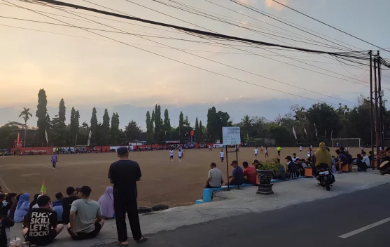Ratusan Penonton Saksikan Turnamen Sepak Bola Piala Bupati
