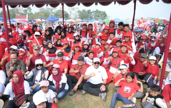 Meriahkan HUT Ke-81 RI, Ribuan Warga Mojogedang Ikuti Jalan Sehat
